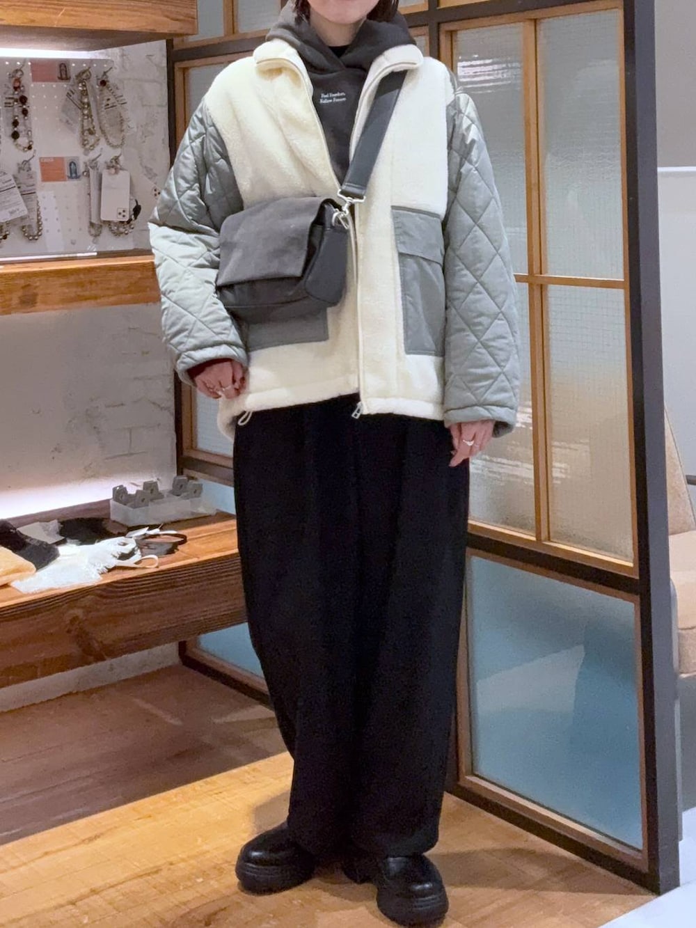 ブラック系のニット/セーター、グリーン系のブルゾン、ブラック系のその他パンツを着用したレディースの秋コーディネートの2枚目の写真