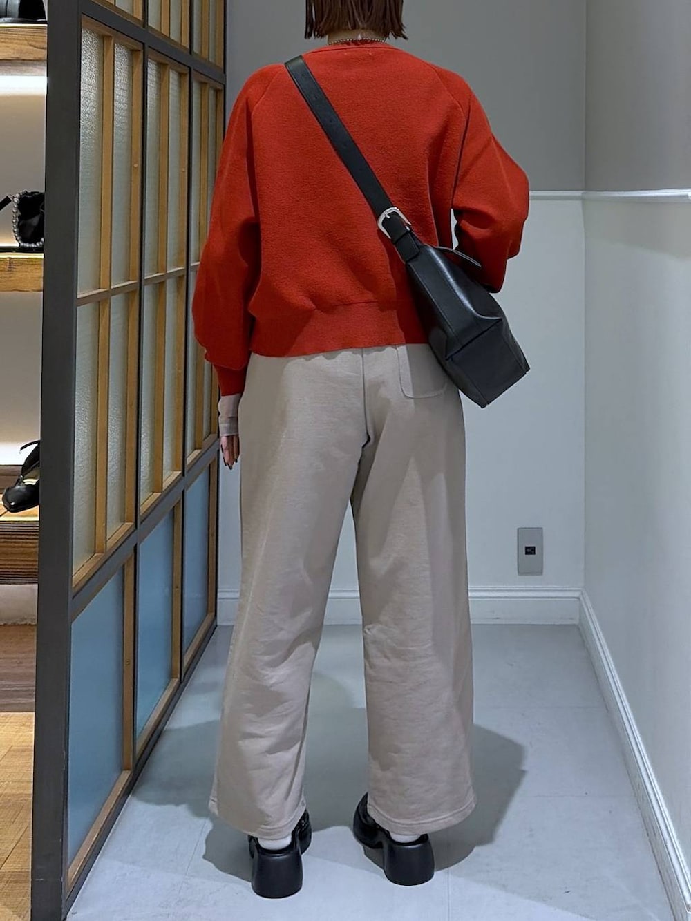 ブラック系のTシャツ/カットソー、ブラック系のショルダーバッグ、ブラック系のサンダルを着用したレディースの冬コーディネートの3枚目の写真