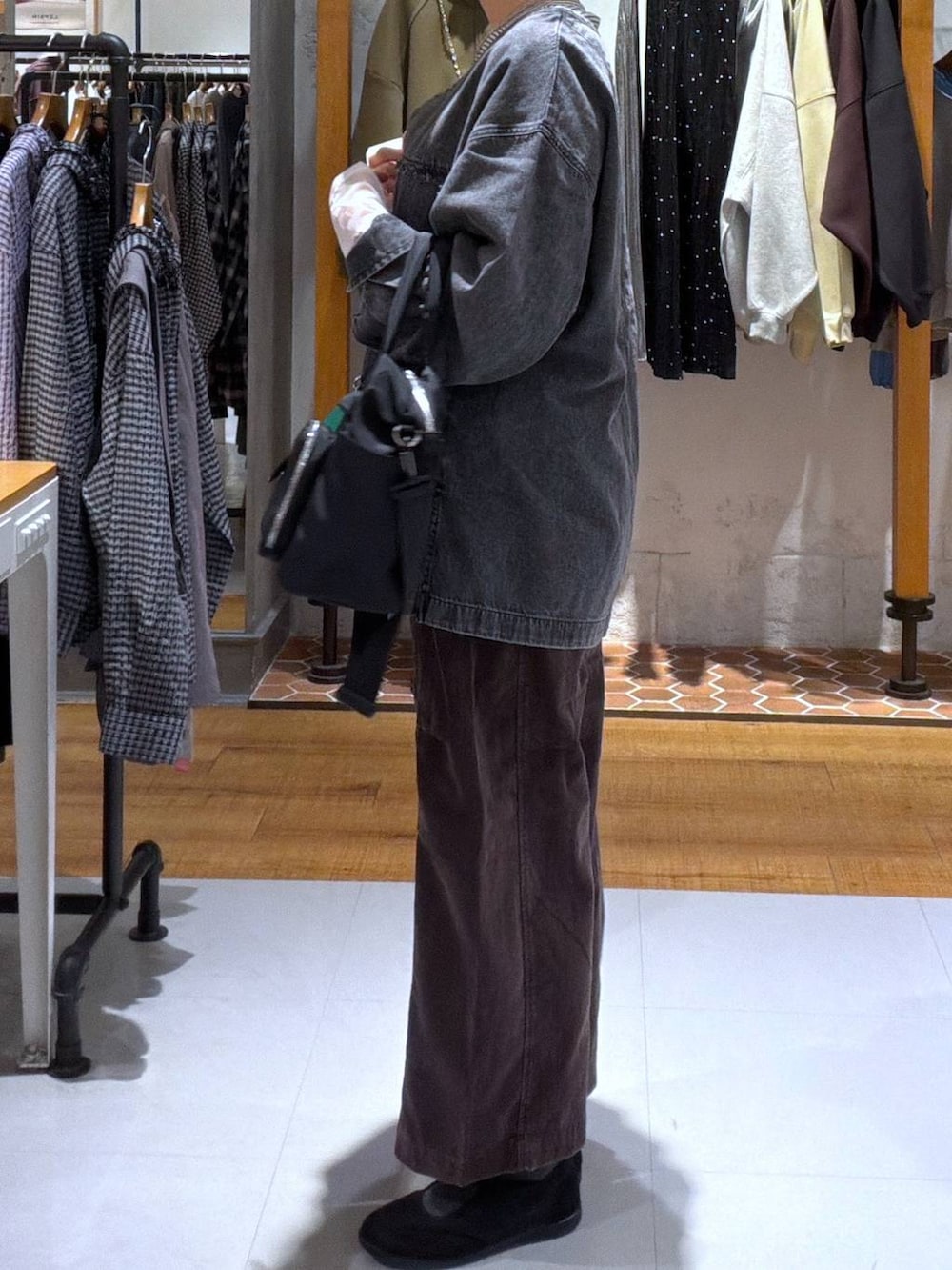 ブラック系のパンプス、ブラウン系のその他パンツ、ホワイト系のTシャツ/カットソーを着用したレディースの秋コーディネートの2枚目の写真