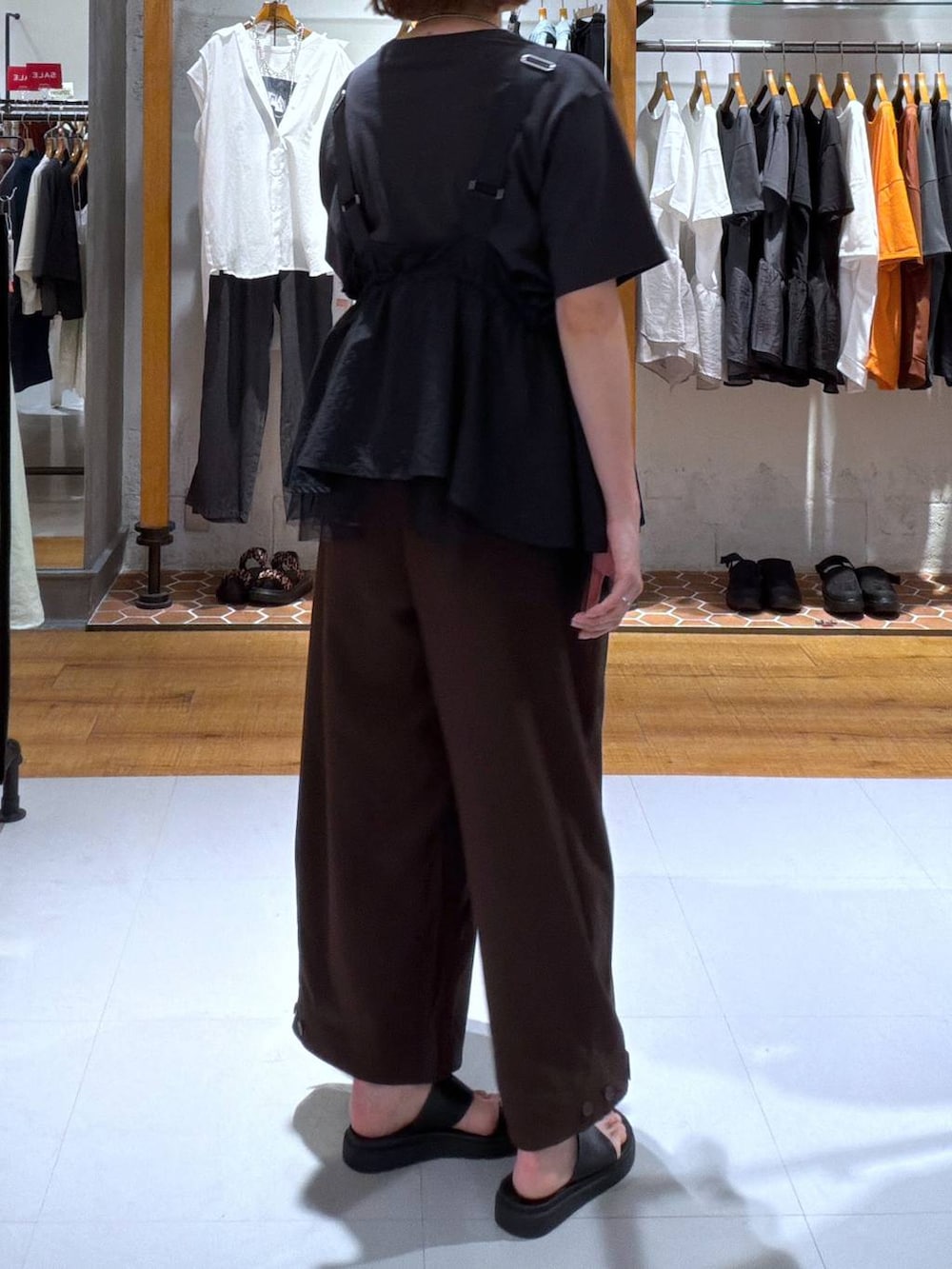 グレー系のTシャツ/カットソー、ブラック系のベスト、グレー系のショルダーバッグを着用したレディースの夏コーディネートの2枚目の写真