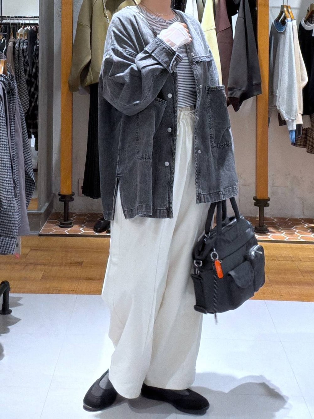 ブラック系のパンプス、ホワイト系のTシャツ/カットソー、グレー系のトートバッグを着用したレディースの秋コーディネートの2枚目の写真