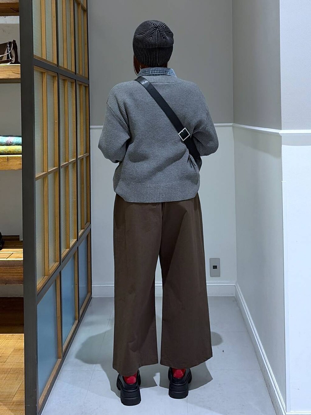 ブラック系のショルダーバッグ、ブラック系のその他シューズ、ブラウン系のその他パンツを着用したレディースの冬コーディネートの3枚目の写真