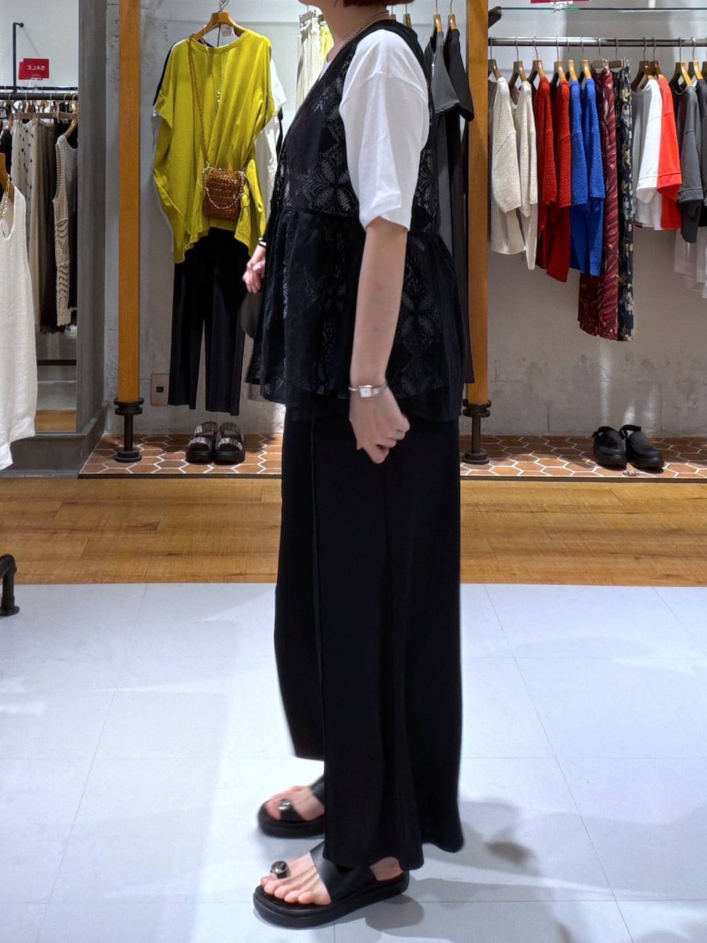 ホワイト系のTシャツ/カットソー、ブラック系のショルダーバッグ、ブラック系のサンダルを着用したレディースの夏コーディネートの2枚目の写真