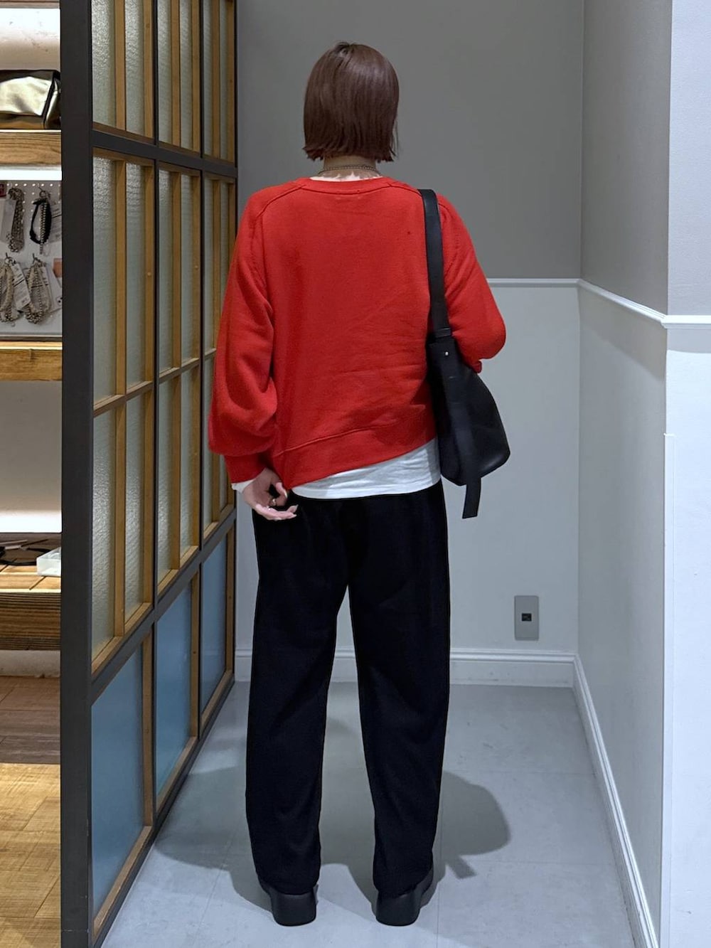 ブラック系のその他パンツ、ホワイト系のTシャツ/カットソー、ブラック系のショルダーバッグを着用したレディースの秋コーディネートの3枚目の写真