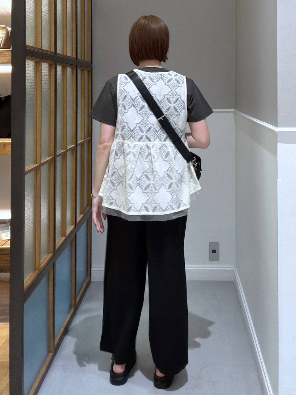 ブラック系のショルダーバッグ、ブラック系のその他パンツ、ブラック系のサンダルを着用したレディースの春コーディネートの2枚目の写真