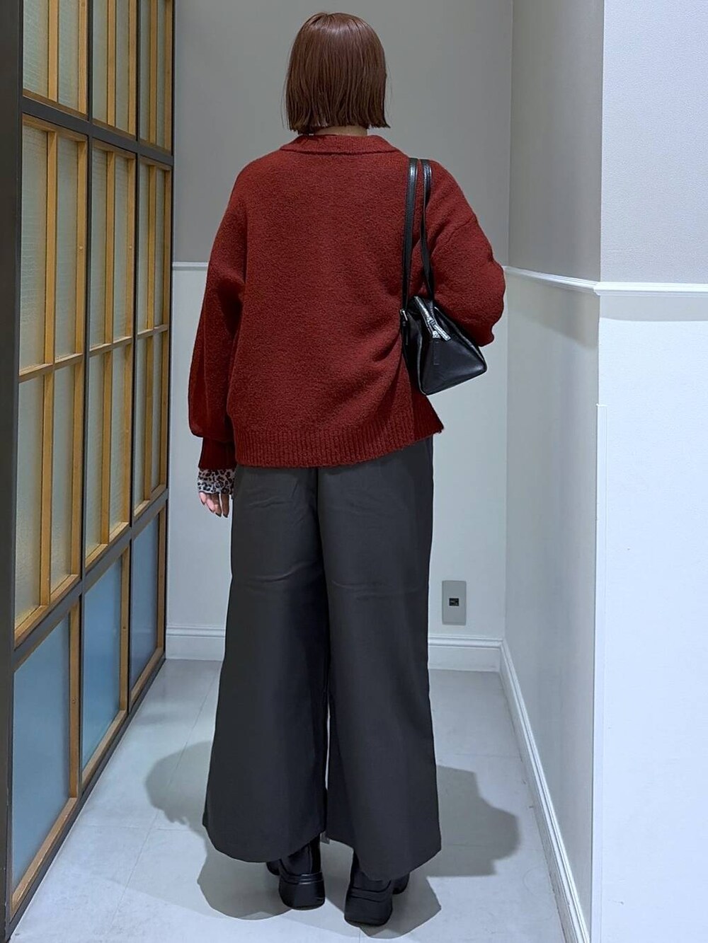 ブラック系のTシャツ/カットソー、グレー系のその他パンツ、ブラック系のボストンバッグを着用したレディースの冬コーディネートの3枚目の写真
