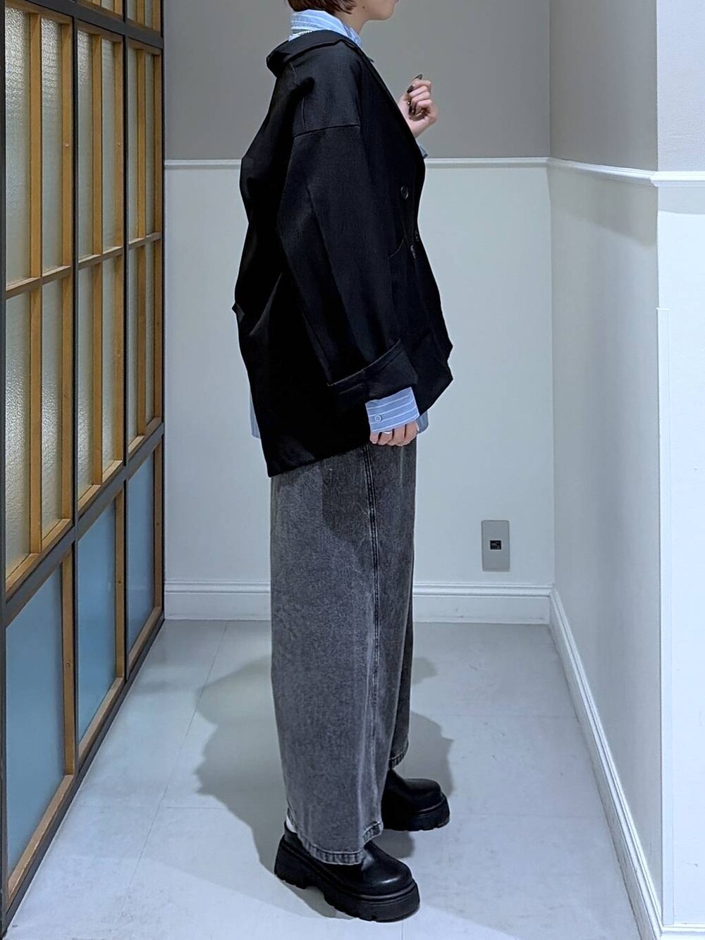 ブラック系のショルダーバッグ、グレー系のデニムパンツ、ブルー系のシャツ/ブラウスを着用したレディースの冬コーディネートの3枚目の写真