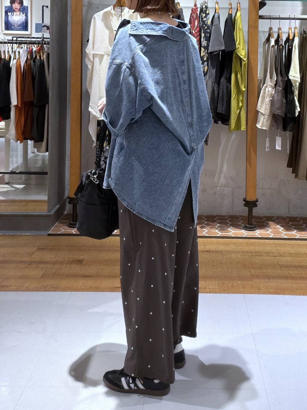 ブラック系のショルダーバッグ、ブルー系のシャツ/ブラウス、ブラウン系のその他パンツを着用したレディースの夏コーディネートの2枚目の写真