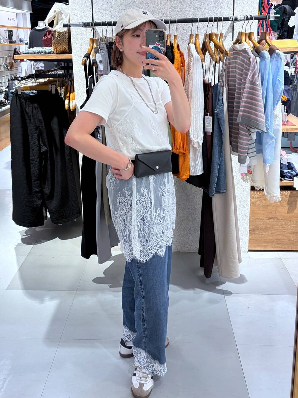 ホワイト系のキャミソール、ホワイト系のTシャツ/カットソー、ホワイト系のキャップを着用したレディースの夏コーディネートの2枚目の写真
