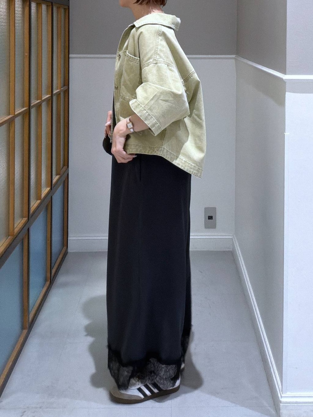 ブラック系のショルダーバッグ、グリーン系のシャツ/ブラウス、グレー系のサロペット/オーバーオールを着用したレディースの春コーディネートの3枚目の写真