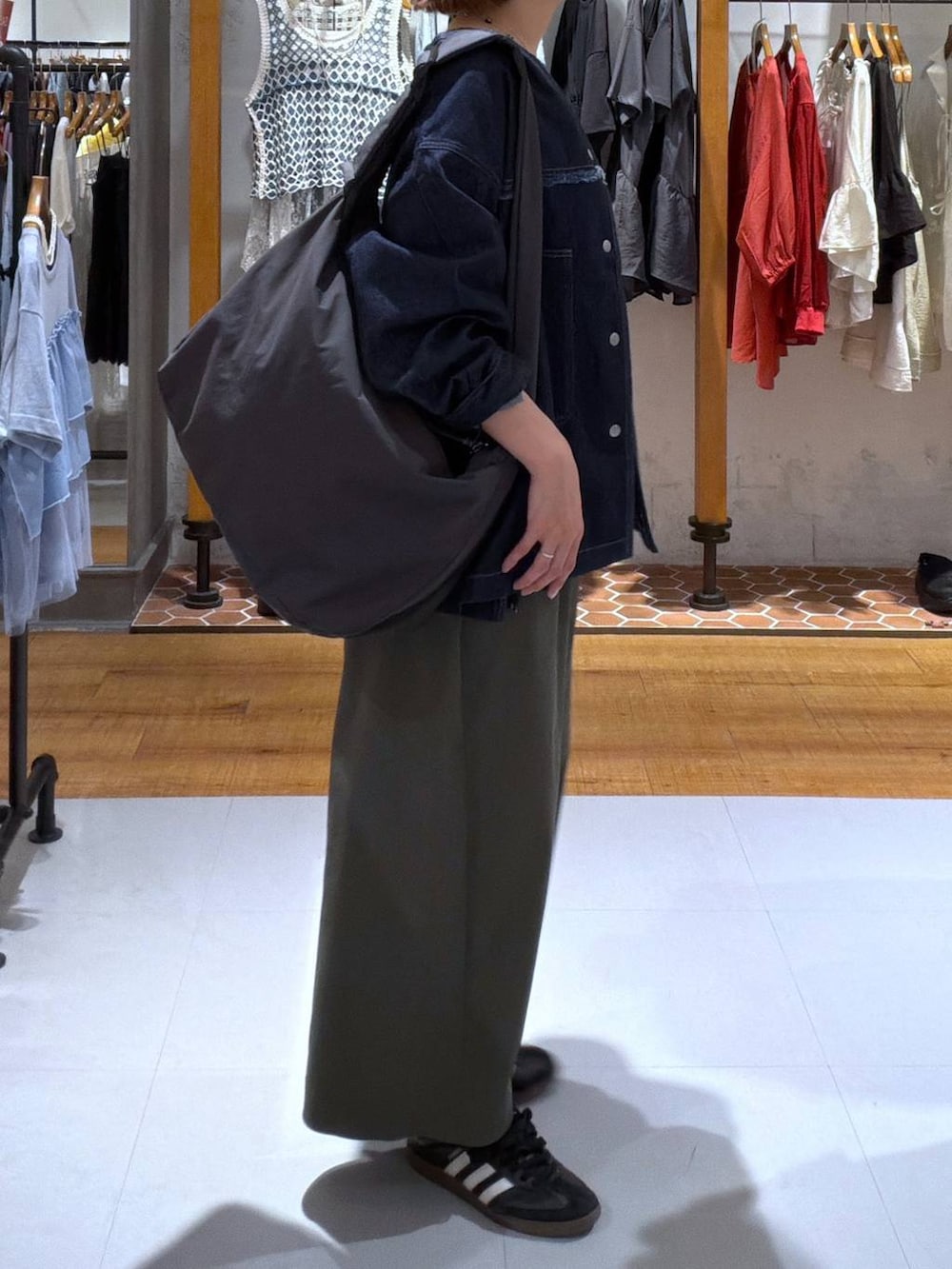 グレー系のショルダーバッグ、ブルー系のシャツ/ブラウス、グリーン系のその他パンツを着用したレディースの夏コーディネートの2枚目の写真