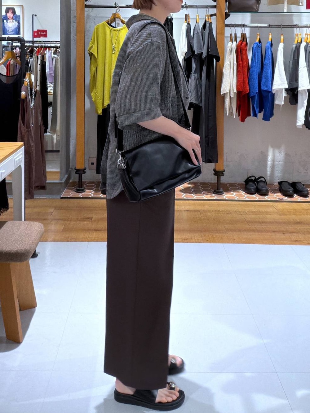 ブラウン系のその他パンツ、ブラック系のショルダーバッグ、ブラック系のサンダルを着用したレディースの夏コーディネートの2枚目の写真