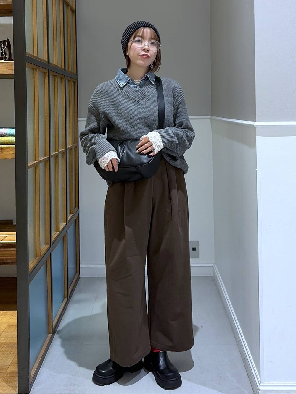 ブラック系のショルダーバッグ、ブラック系のその他シューズ、ブラウン系のその他パンツを着用したレディースの冬コーディネートの2枚目の写真