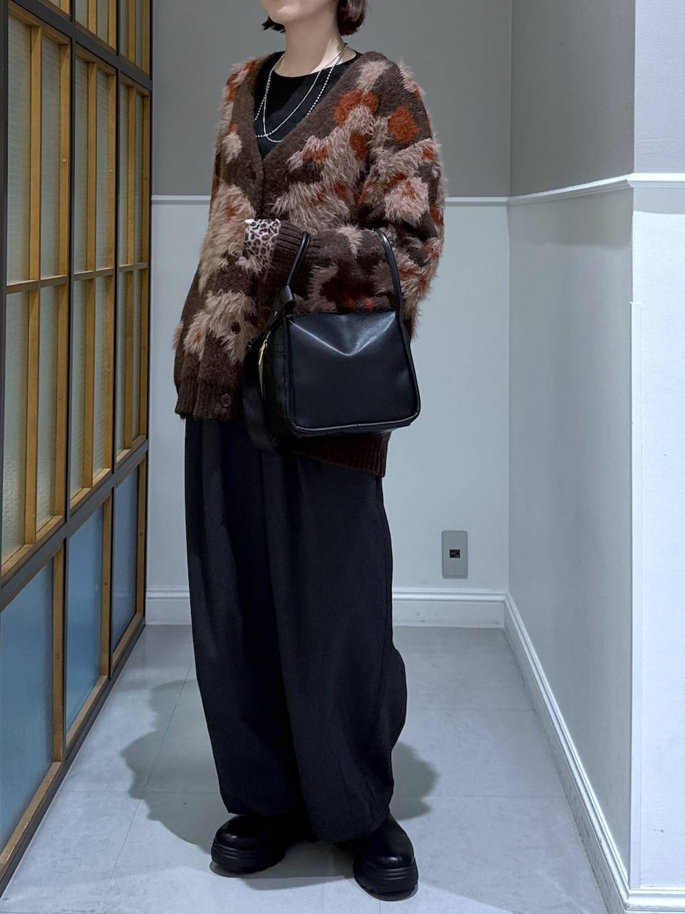 その他のTシャツ/カットソー、グレー系のその他パンツ、ブラック系のブーツを着用したレディースの秋コーディネートの2枚目の写真