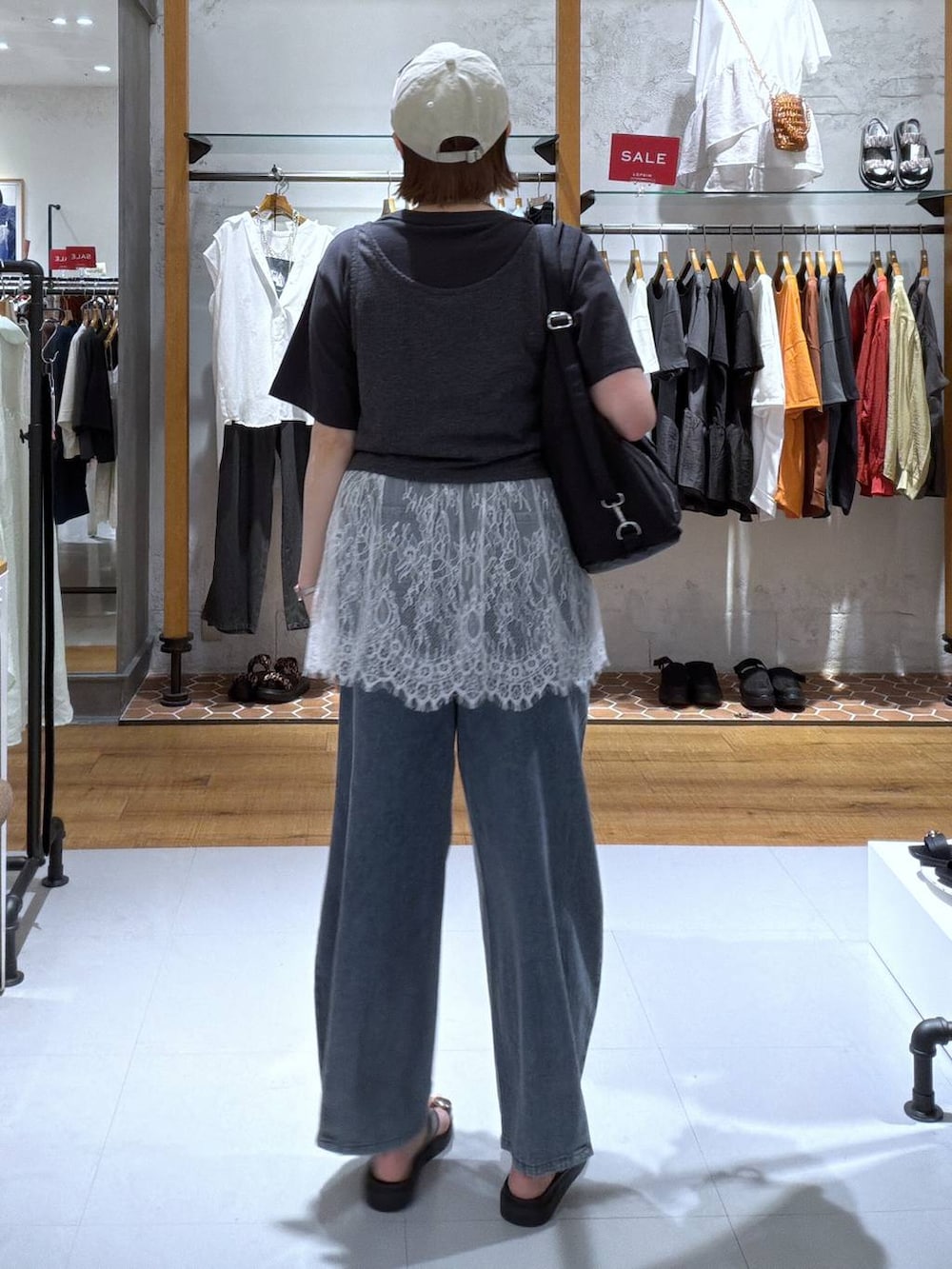 グレー系のTシャツ/カットソー、グレー系のTシャツ/カットソー、ブラック系のショルダーバッグを着用したレディースの夏コーディネートの2枚目の写真