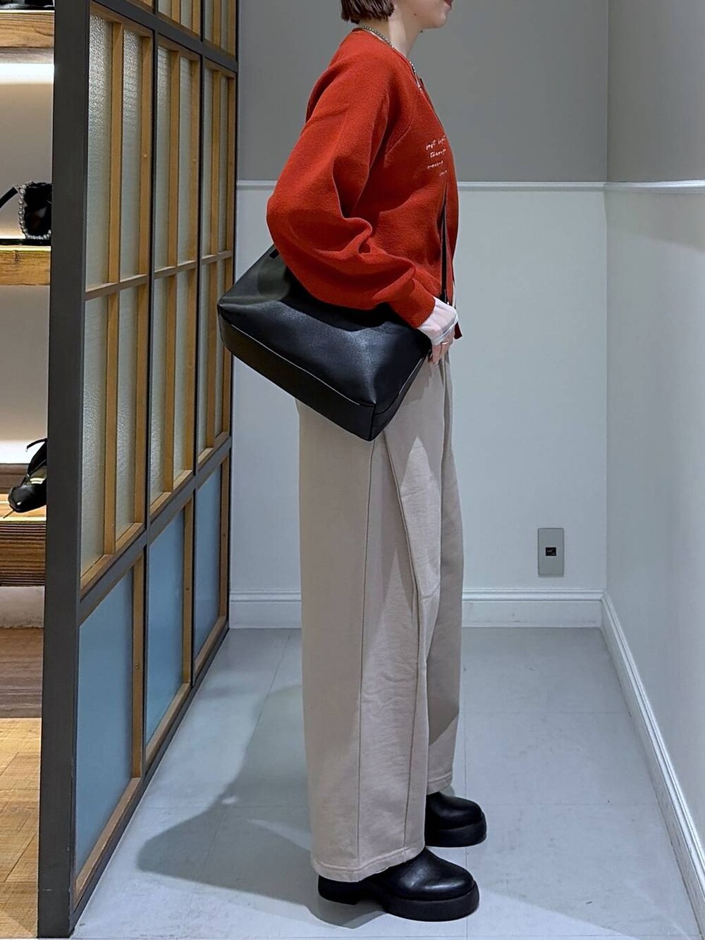 ブラック系のTシャツ/カットソー、ブラック系のショルダーバッグ、ブラック系のサンダルを着用したレディースの冬コーディネートの2枚目の写真