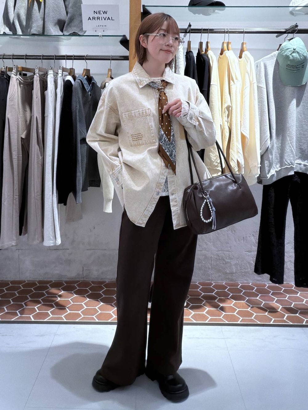 ベージュ系のシャツ/ブラウス、ブラウン系のその他パンツ、ブラウン系のボストンバッグを着用したレディースの冬コーディネートの2枚目の写真