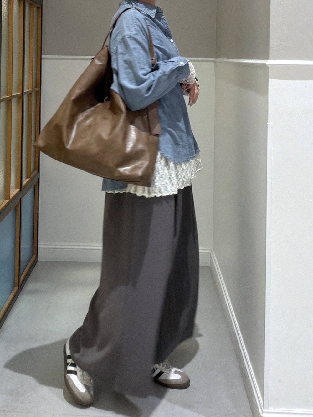 ホワイト系のシャツ/ブラウス、グレー系のその他パンツ、ブルー系のシャツ/ブラウスを着用したレディースの春コーディネートの2枚目の写真