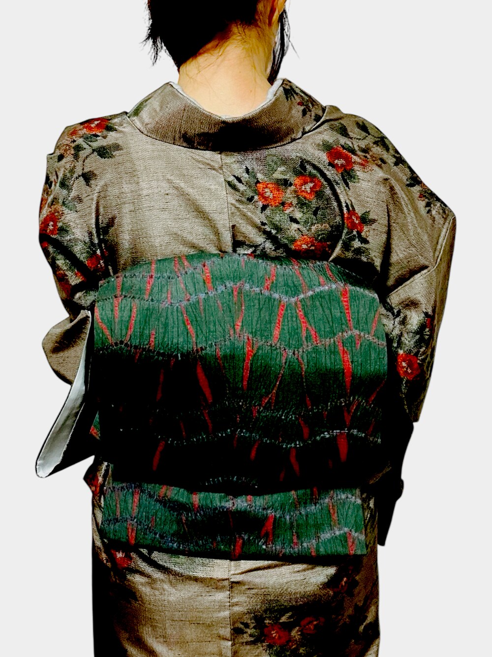 グリーン系の着物を着用したレディースの冬コーディネートの2枚目の写真