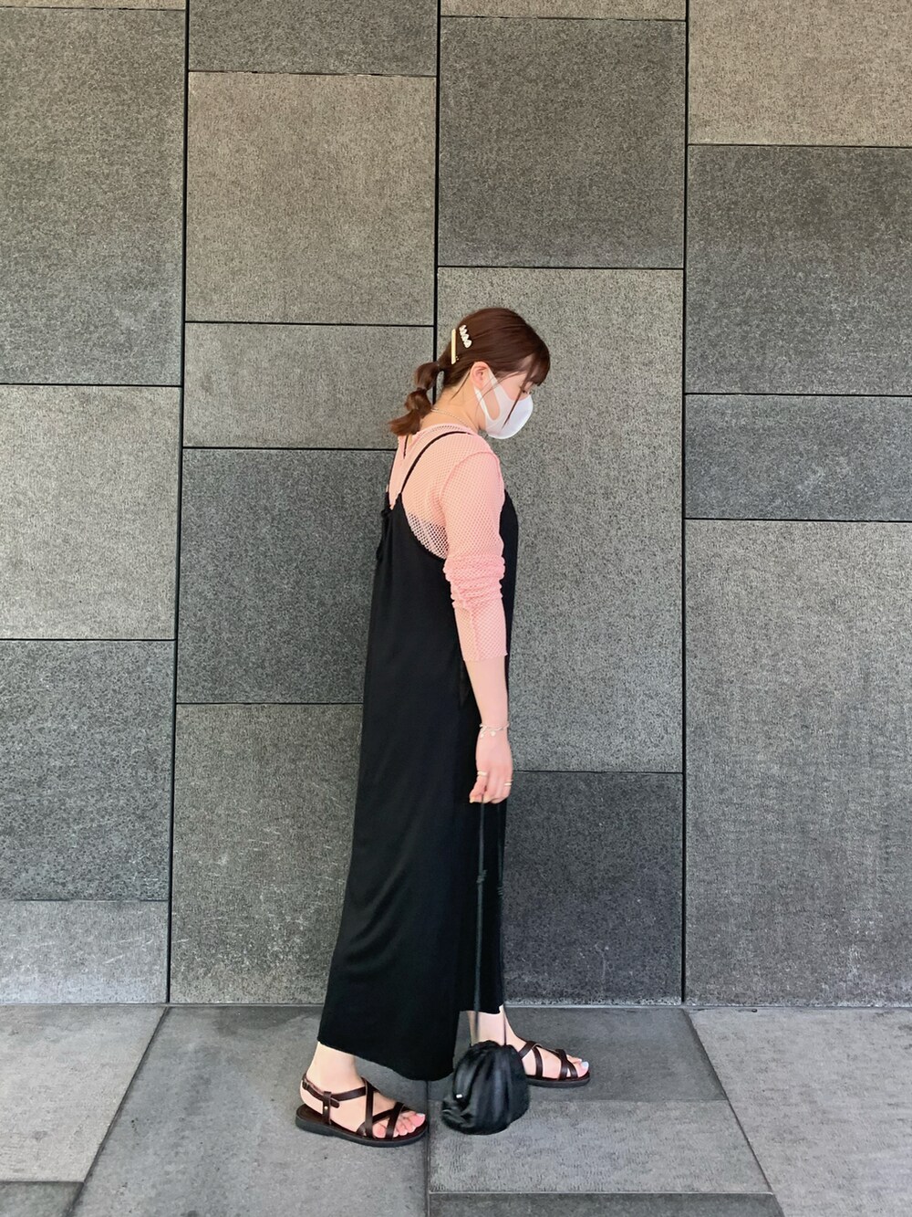 ブラック系のワンピース、ピンク系のTシャツ/カットソーを着用したレディースの夏コーディネートの2枚目の写真