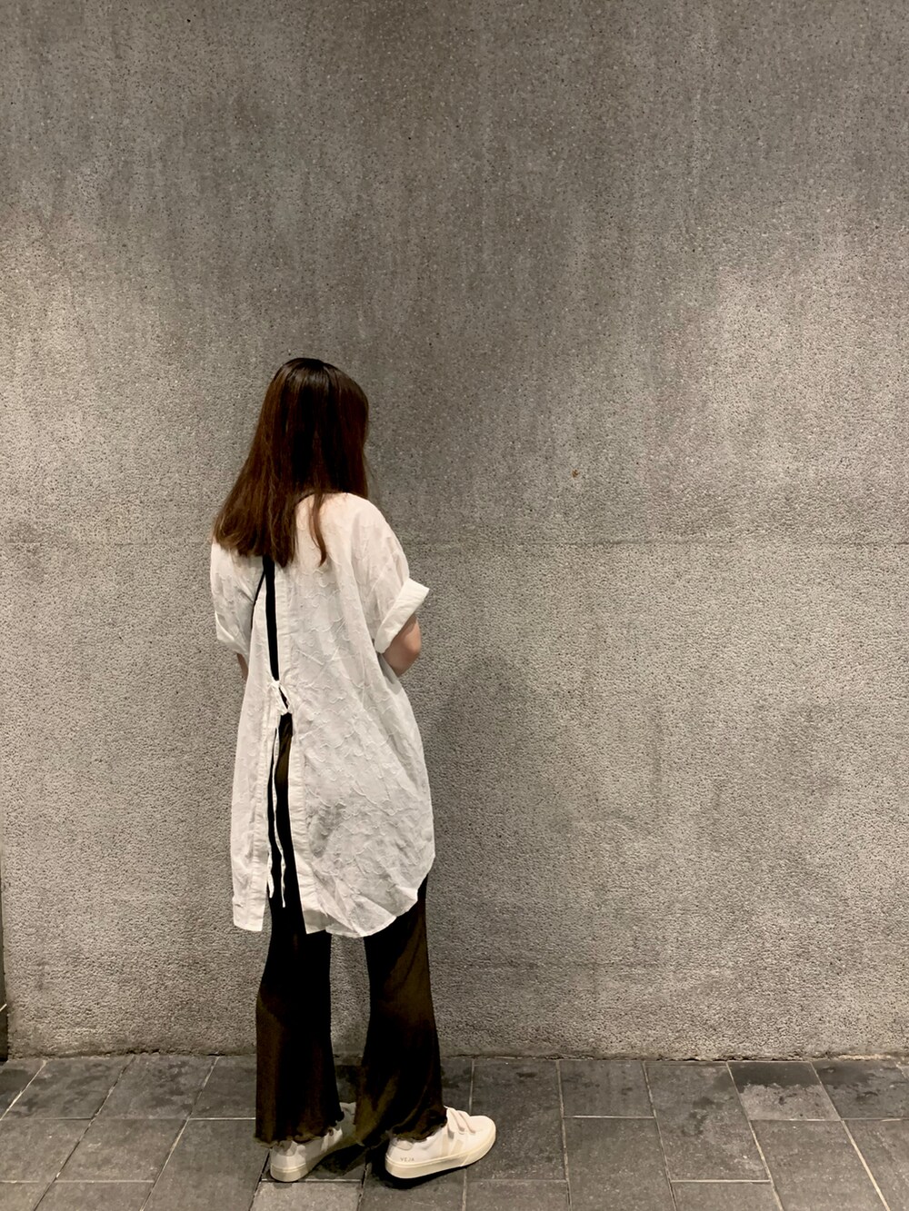 ホワイト系のシューズ、ホワイト系のシャツ/ブラウスを着用したレディースの秋コーディネートの2枚目の写真