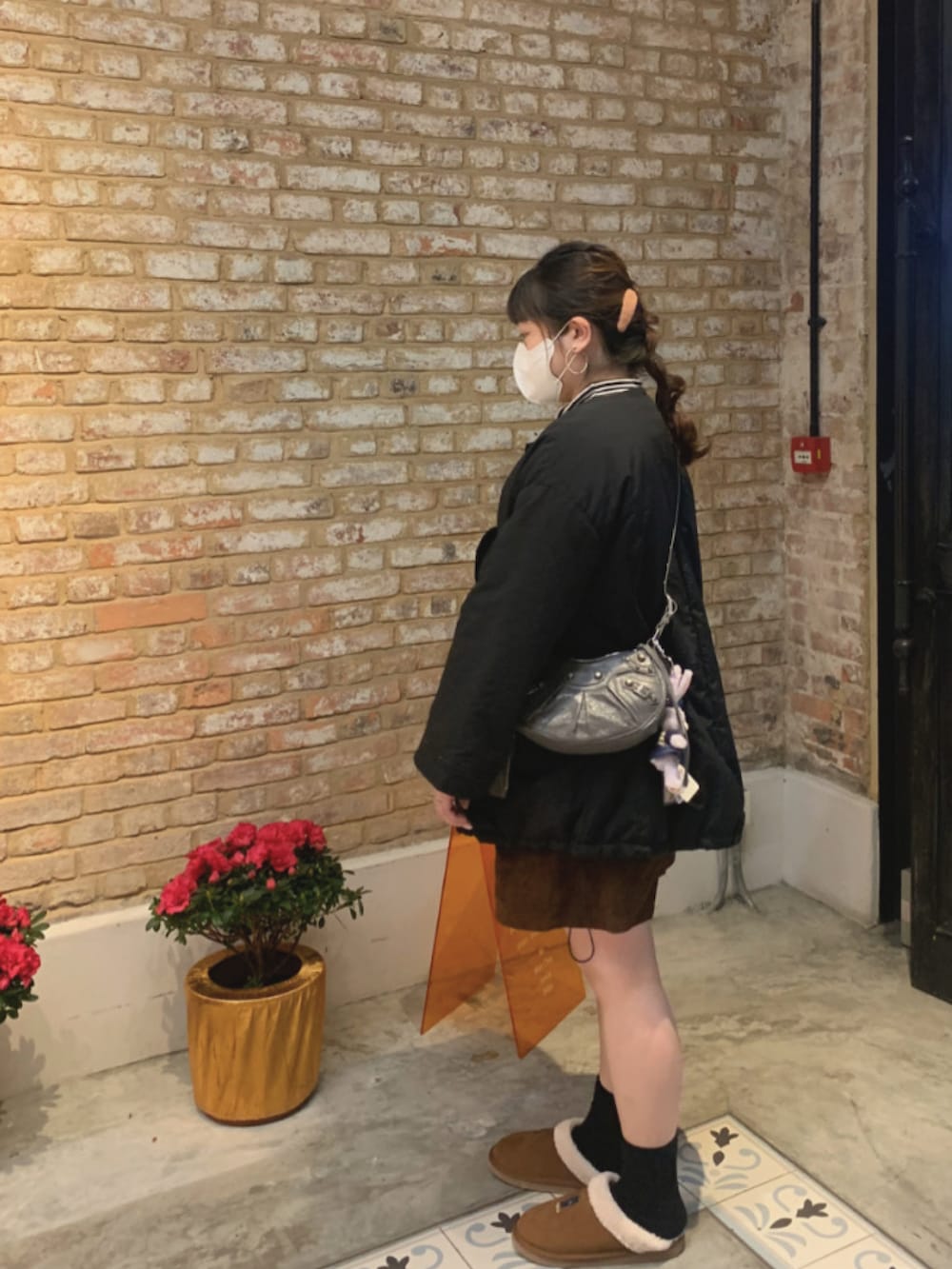 グレー系のバッグ、ブラック系のノーカラーコート、その他のその他を着用したレディースの冬コーディネートの2枚目の写真