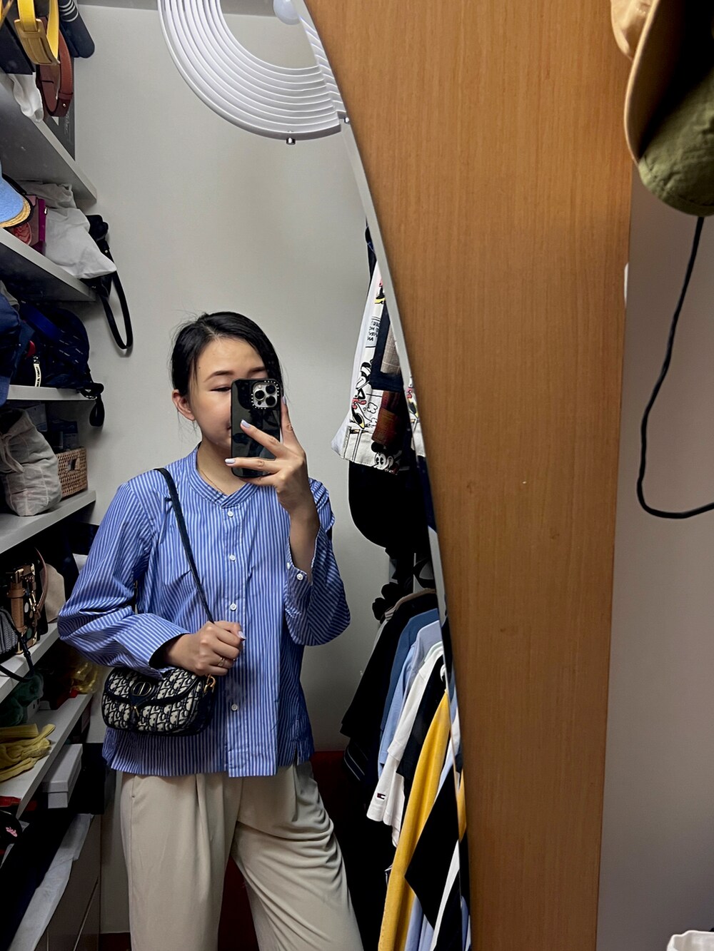 「夏コーデ、大人カジュアル、夏ファッション、UNIQLO」｜「UNIQLOのアイテム（シャツ/ブラウス、ブルー系）」を使った、stepthelook さん（レディース・163cm）の夏コーディネートの2枚目の写真