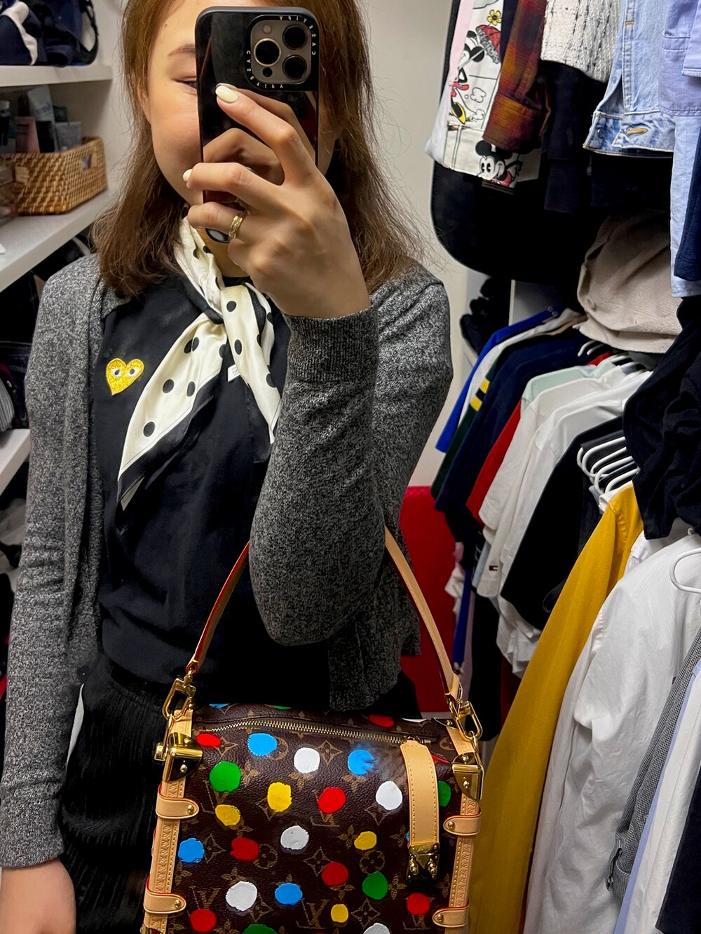 ブラック系のその他パンツ、ブラック系のTシャツ/カットソー、グレー系のニット/セーターを着用したレディースの夏コーディネートの2枚目の写真