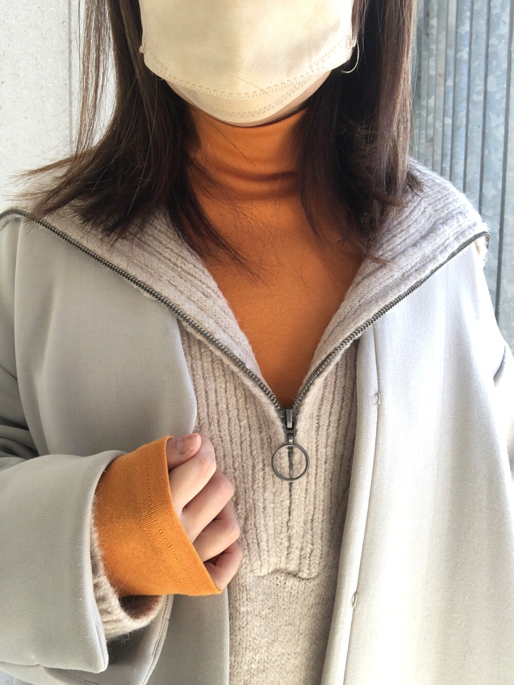 「ブーツ、カジュアル、ハイネック、タートルネック、カラーニット、オレンジ、オーバーサイズ、休日スタイル、チュニック、白ニット、パンツスタイル、セーラーカラー、黒パンツ、低身長コーデ、ハーフジップ」|「CIAOPANIC TYPYのセーラーカラーZIPニットプルオーバー(ニット/セーター、グレー系)」を使った、donさん(レディース・151cm)の秋コーディネートの3枚目の写真