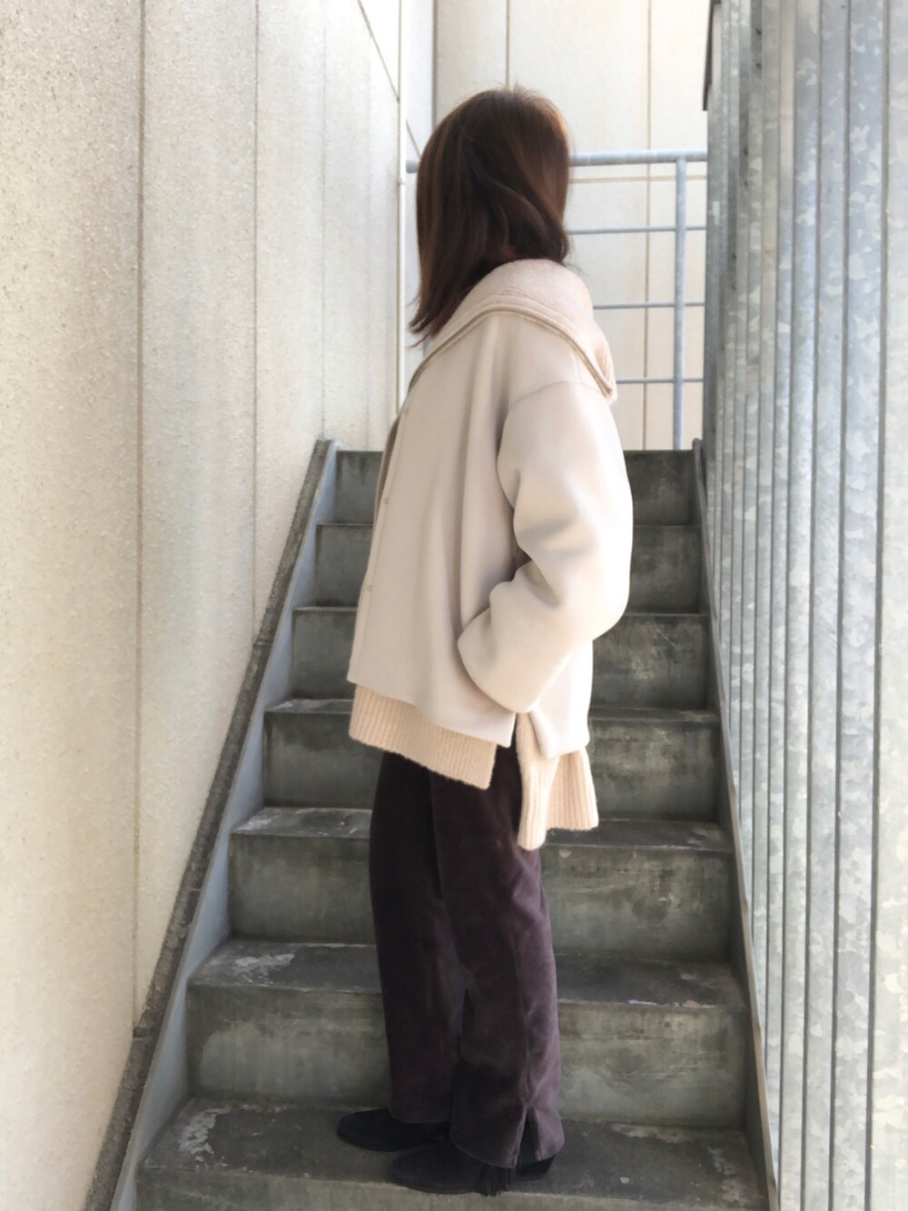 「ブーツ、カジュアル、ハイネック、タートルネック、カラーニット、オレンジ、オーバーサイズ、休日スタイル、チュニック、白ニット、パンツスタイル、セーラーカラー、黒パンツ、低身長コーデ、ハーフジップ」|「CIAOPANIC TYPYのセーラーカラーZIPニットプルオーバー(ニット/セーター、グレー系)」を使った、donさん(レディース・151cm)の秋コーディネートの4枚目の写真