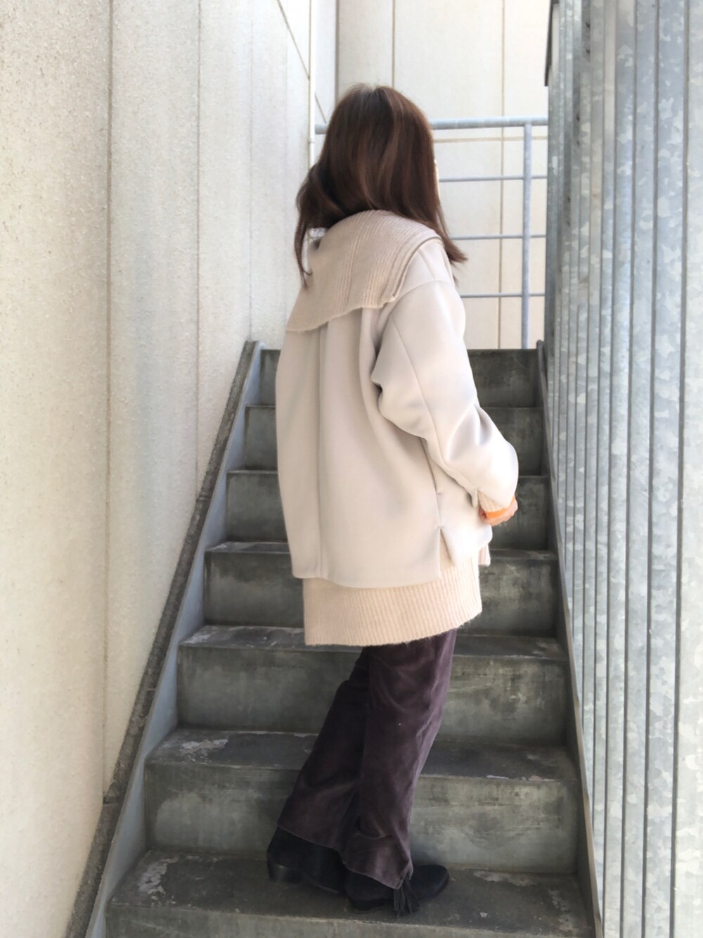 「ブーツ、カジュアル、ハイネック、タートルネック、カラーニット、オレンジ、オーバーサイズ、休日スタイル、チュニック、白ニット、パンツスタイル、セーラーカラー、黒パンツ、低身長コーデ、ハーフジップ」|「CIAOPANIC TYPYのセーラーカラーZIPニットプルオーバー(ニット/セーター、グレー系)」を使った、donさん(レディース・151cm)の秋コーディネートの5枚目の写真