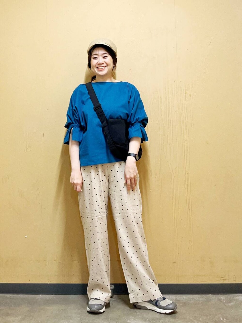 ベージュ系のその他パンツ、ブラック系のショルダーバッグ、ブルー系のシャツ/ブラウスを着用したレディースの夏コーディネートの3枚目の写真
