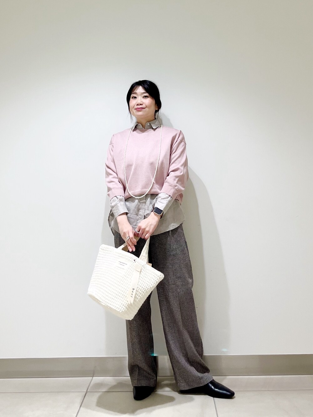 ピンク系のTシャツ/カットソー、ホワイト系のトートバッグ、ホワイト系のネックレスを着用したレディースの春コーディネートの5枚目の写真