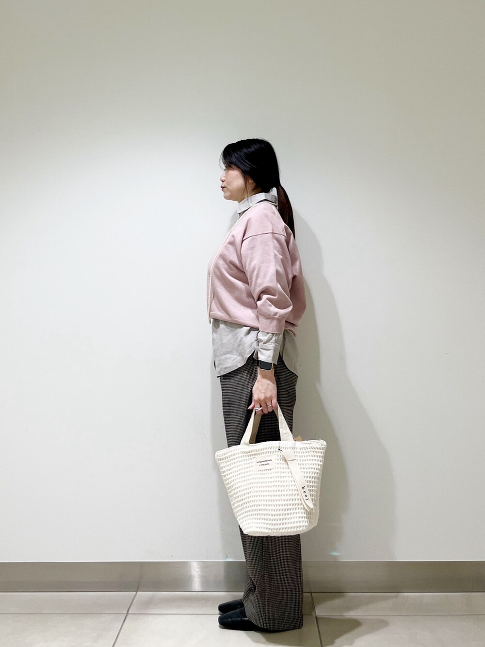 ピンク系のTシャツ/カットソー、ホワイト系のトートバッグ、ホワイト系のネックレスを着用したレディースの春コーディネートの3枚目の写真