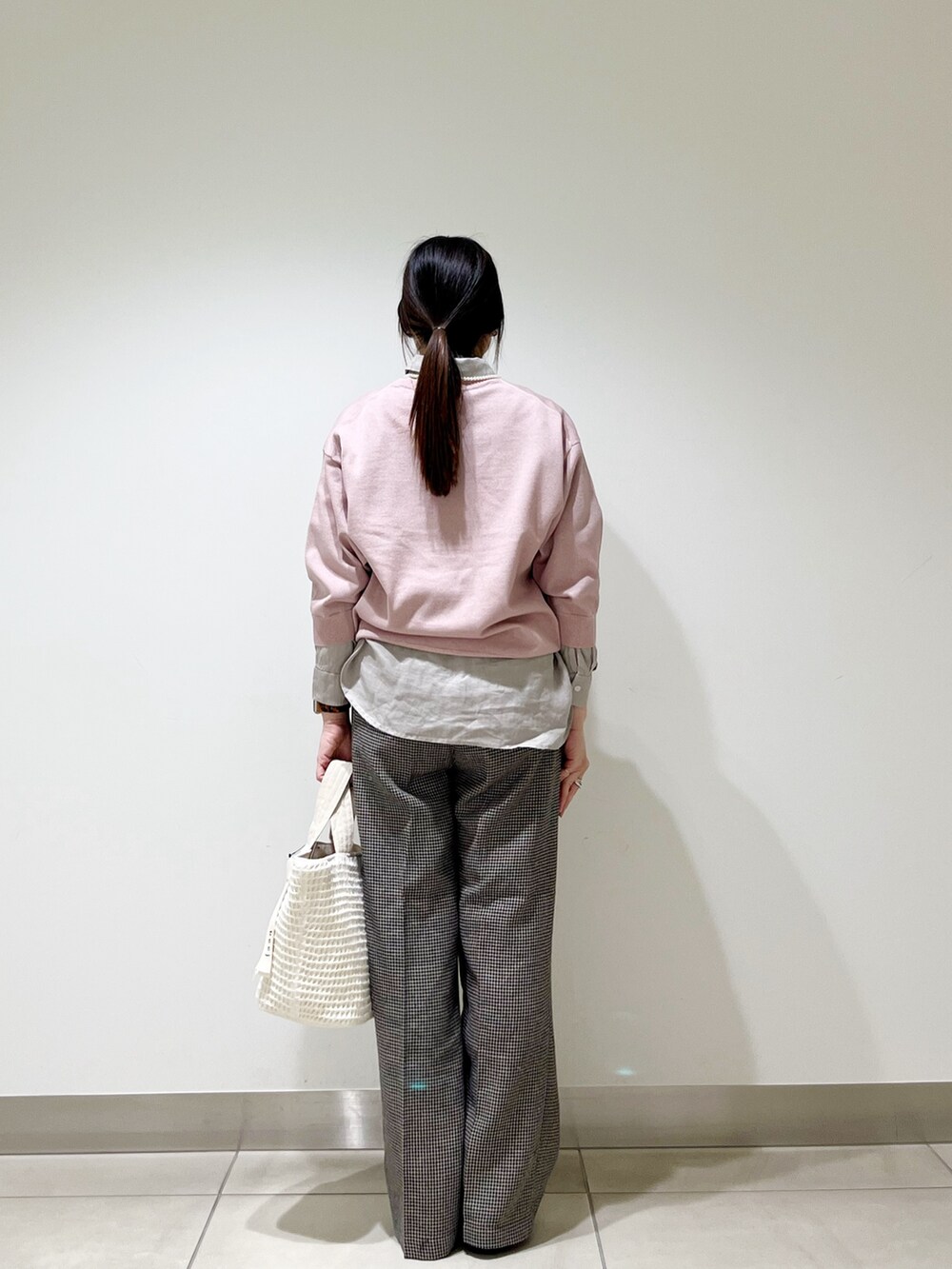 ピンク系のTシャツ/カットソー、ホワイト系のトートバッグ、ホワイト系のネックレスを着用したレディースの春コーディネートの2枚目の写真