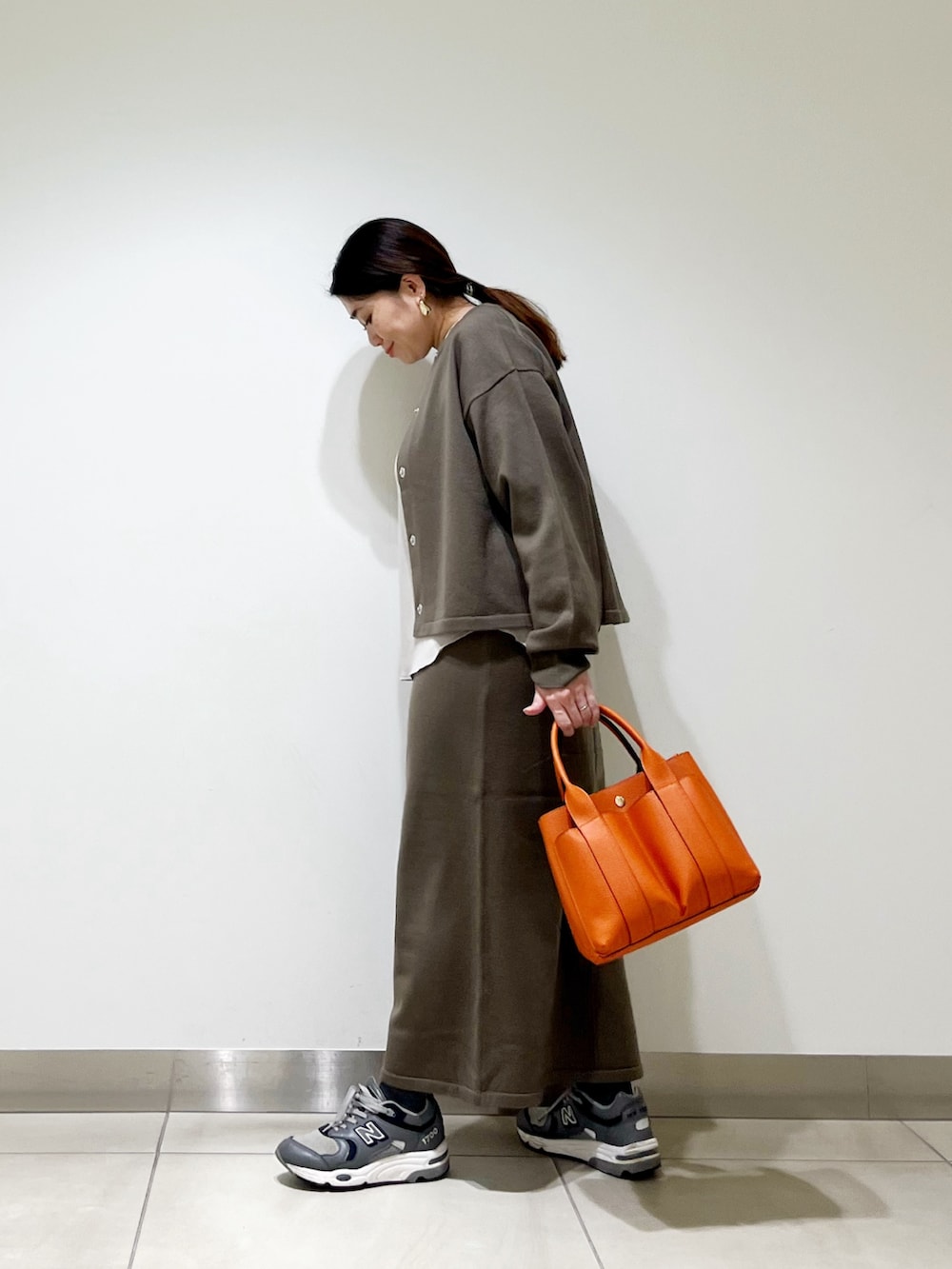 ベージュ系のTシャツ/カットソー、ブラウン系のカーディガン/ボレロ、ブラウン系のスカートを着用したレディースの秋コーディネートの8枚目の写真