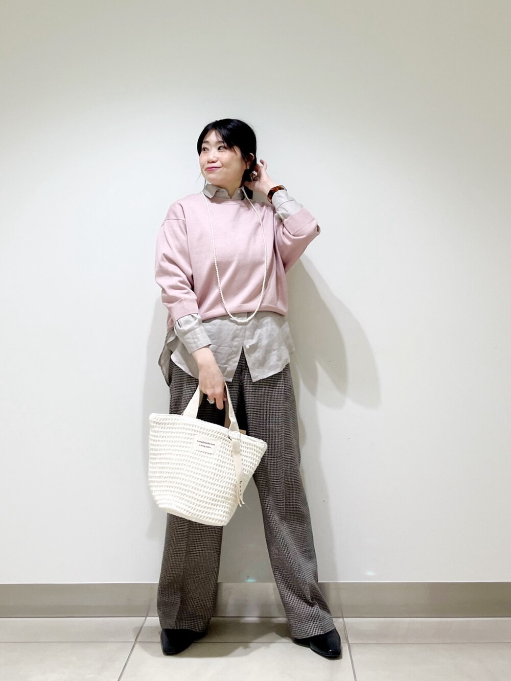 ピンク系のTシャツ/カットソー、ホワイト系のトートバッグ、ホワイト系のネックレスを着用したレディースの春コーディネートの4枚目の写真