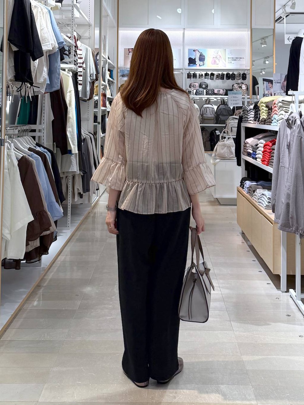 その他のパンプス、ホワイト系のショルダーバッグ、ブラック系のその他パンツを着用したレディースの春コーディネートの3枚目の写真