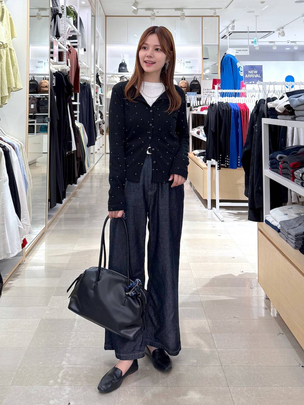 ブラック系のその他シューズ、ブラック系のボストンバッグ、ホワイト系のTシャツ/カットソーを着用したレディースの秋コーディネートの4枚目の写真