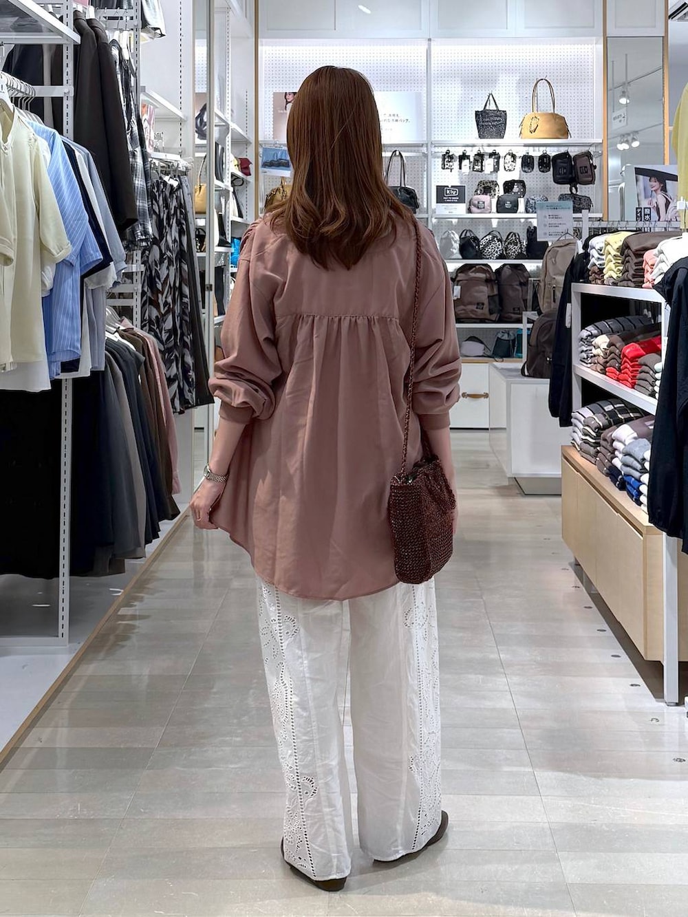 ブラウン系のその他シューズ、ホワイト系のその他パンツ、ホワイト系のタンクトップを着用したレディースの春コーディネートの3枚目の写真