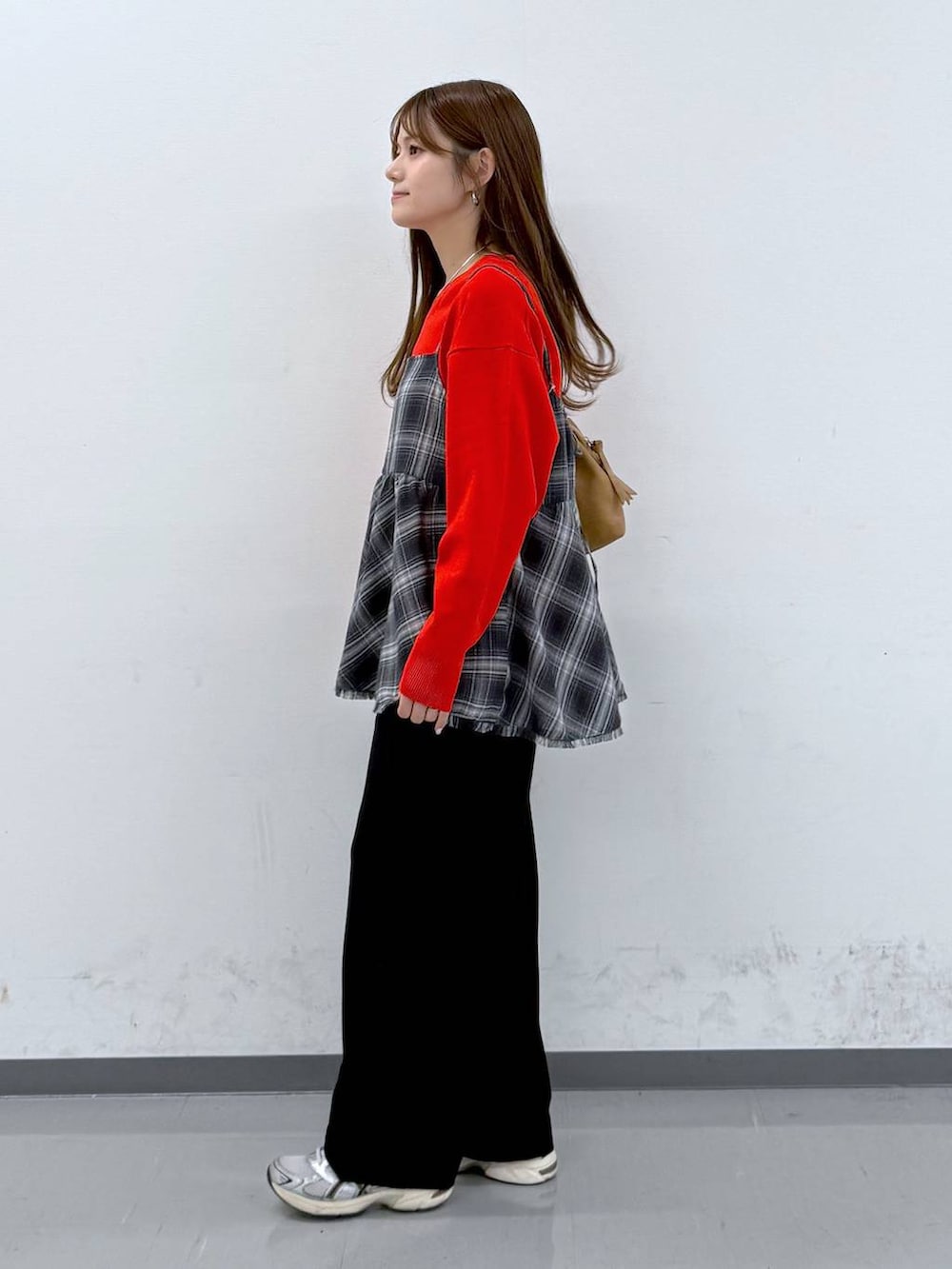 ブラウン系のボストンバッグ、ブラック系のその他トップス、レッド系のニット/セーターを着用したレディースの春コーディネートの2枚目の写真