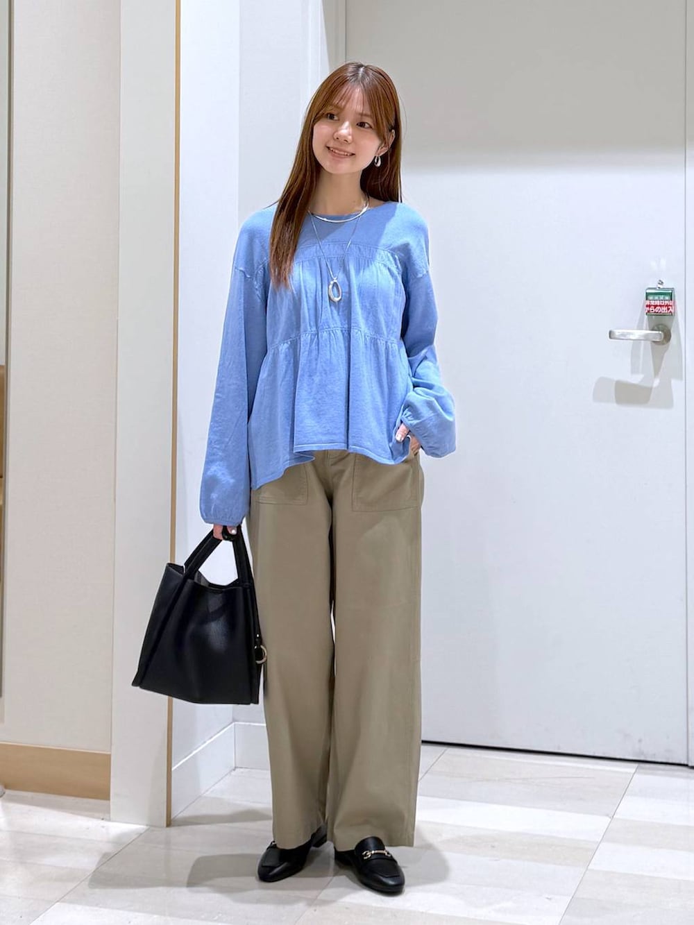 ブラック系のローファー、ブラック系のトートバッグ、ブルー系のカーディガン/ボレロを着用したレディースの春コーディネートの4枚目の写真