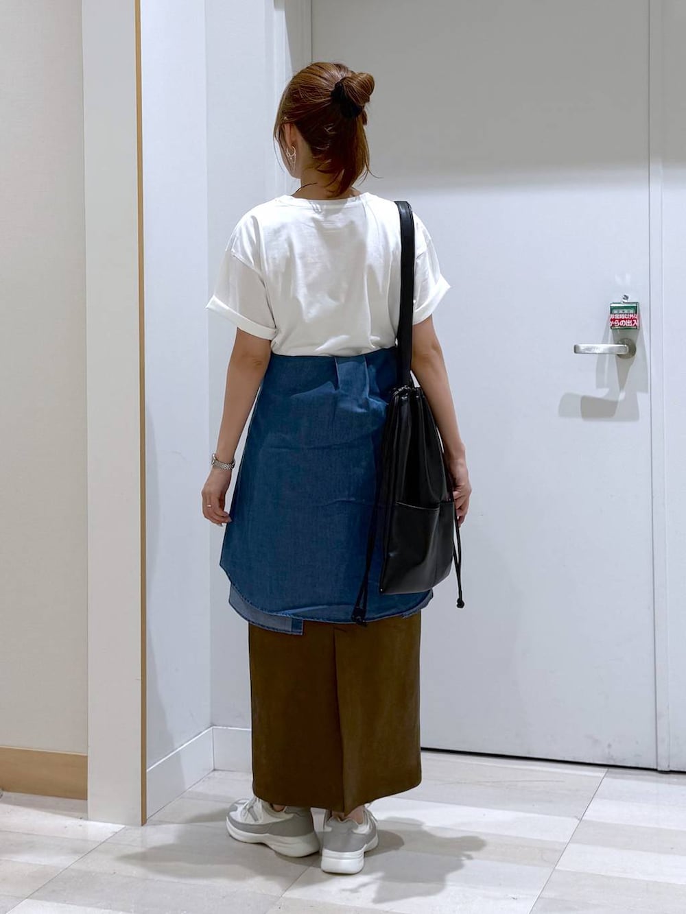 ホワイト系のスニーカー、ブルー系のシャツ/ブラウス、ホワイト系のTシャツ/カットソーを着用したレディースの夏コーディネートの3枚目の写真