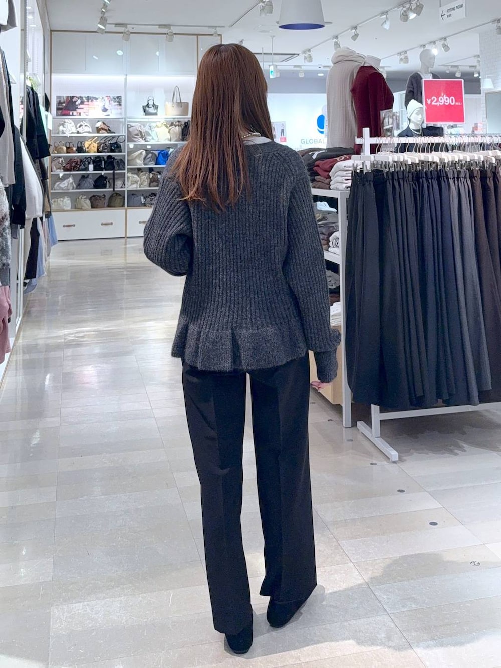 ベージュ系のニット/セーター、ブラック系のその他パンツ、ブラック系のローファーを着用したレディースの秋コーディネートの3枚目の写真