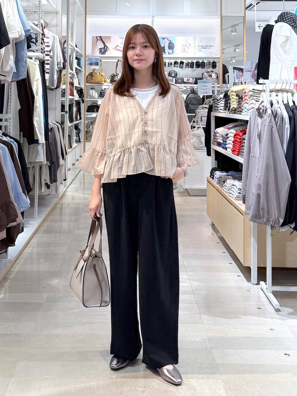 その他のパンプス、ホワイト系のショルダーバッグ、ブラック系のその他パンツを着用したレディースの春コーディネートの4枚目の写真