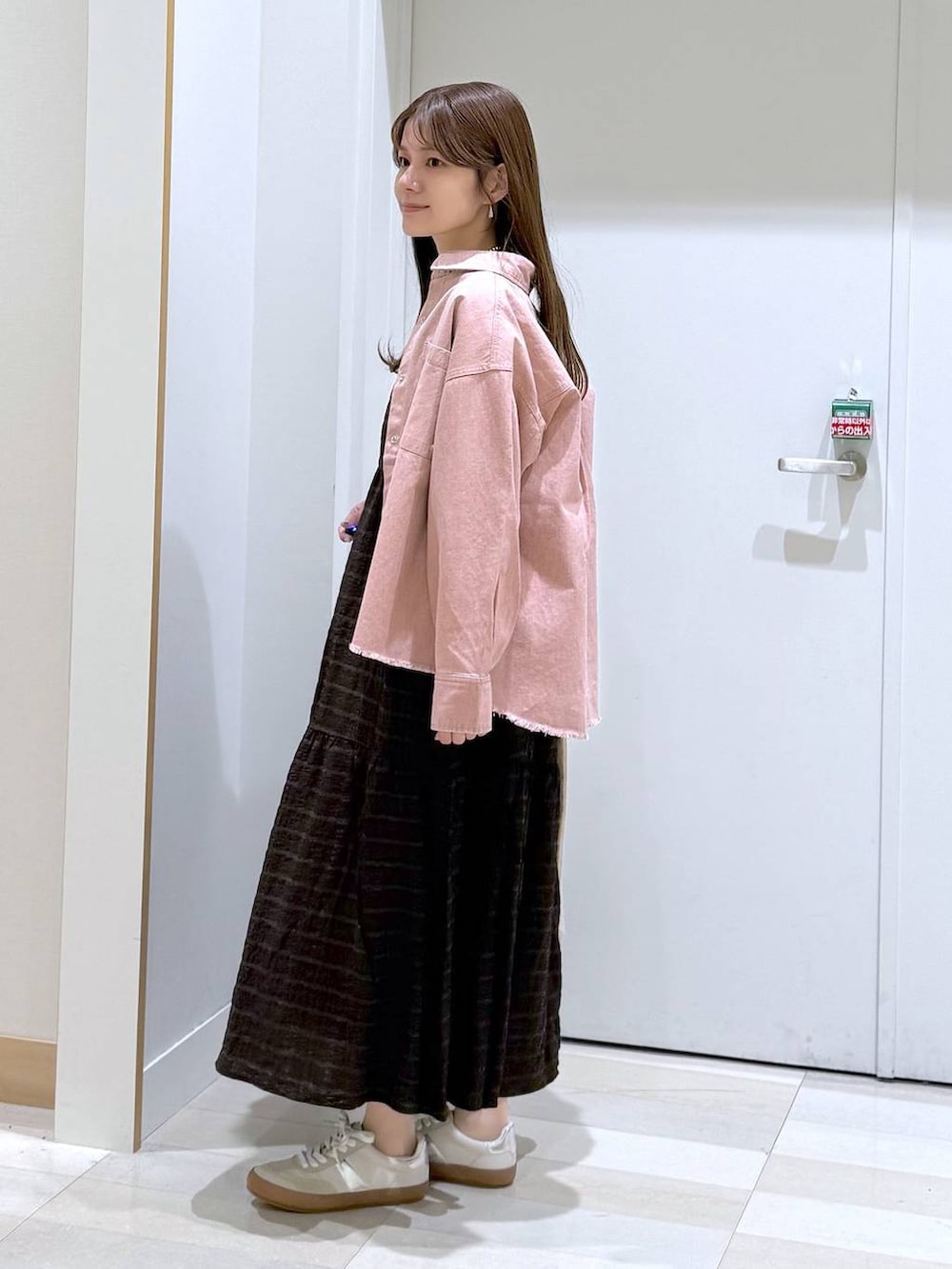 ホワイト系のスニーカー、ホワイト系のTシャツ/カットソー、ホワイト系のトートバッグを着用したレディースの春コーディネートの2枚目の写真