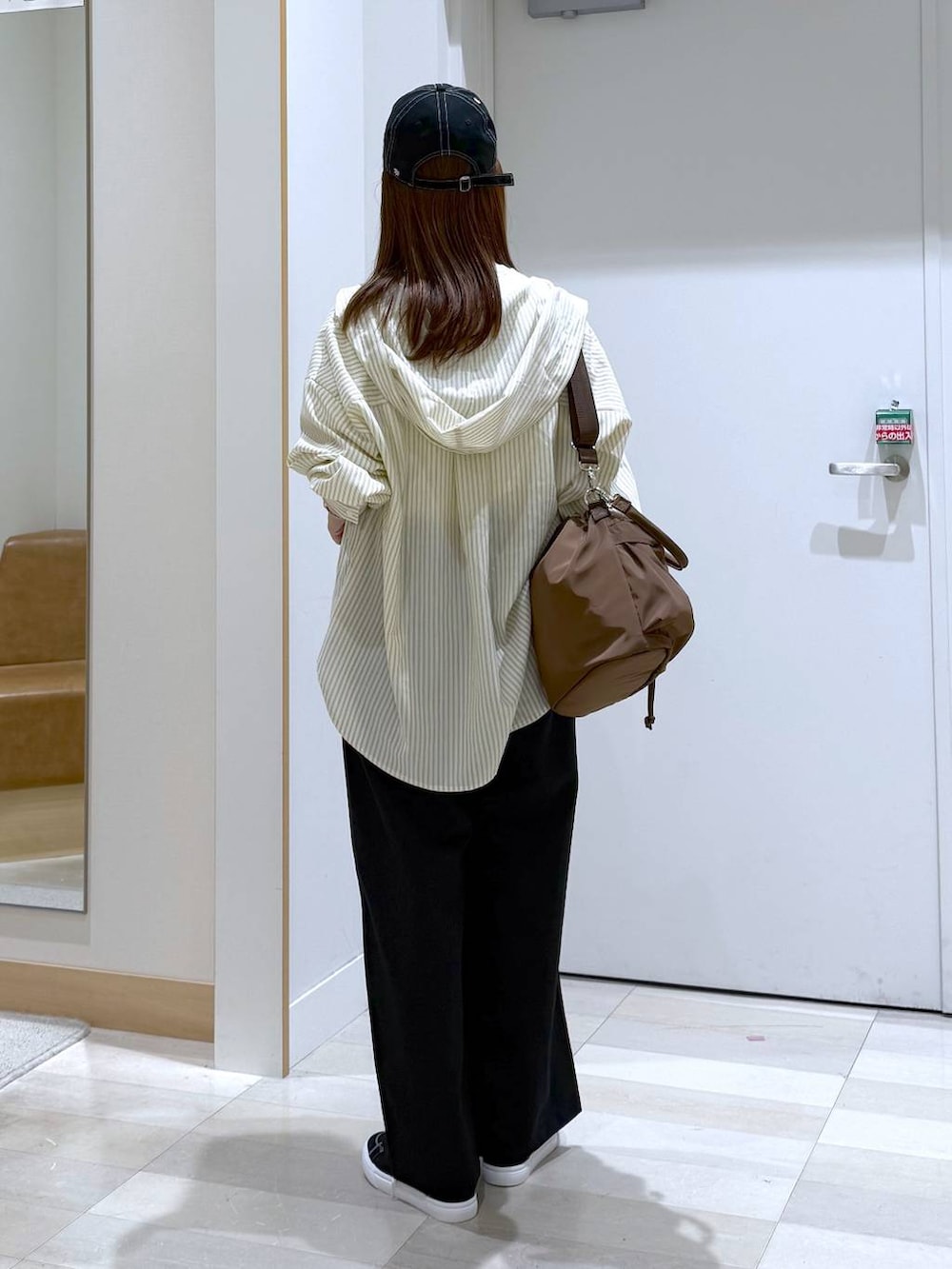 ブラック系のその他パンツ、ホワイト系のTシャツ/カットソー、ブラック系のスニーカーを着用したレディースの夏コーディネートの3枚目の写真