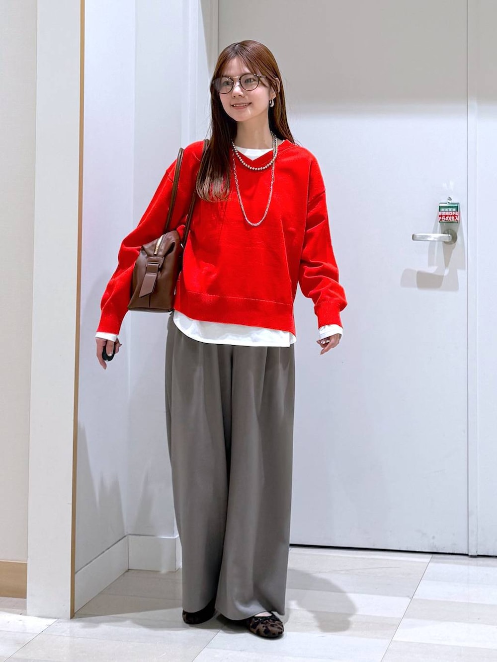 その他のバレエシューズ、ブラウン系のボストンバッグ、ホワイト系のTシャツ/カットソーを着用したレディースの冬コーディネートの4枚目の写真