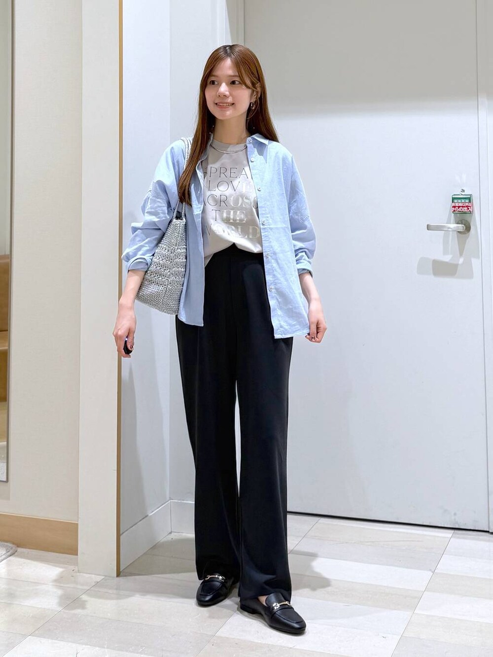 ブラック系のローファー、ブルー系のシャツ/ブラウス、ブラック系のその他パンツを着用したレディースの春コーディネートの4枚目の写真