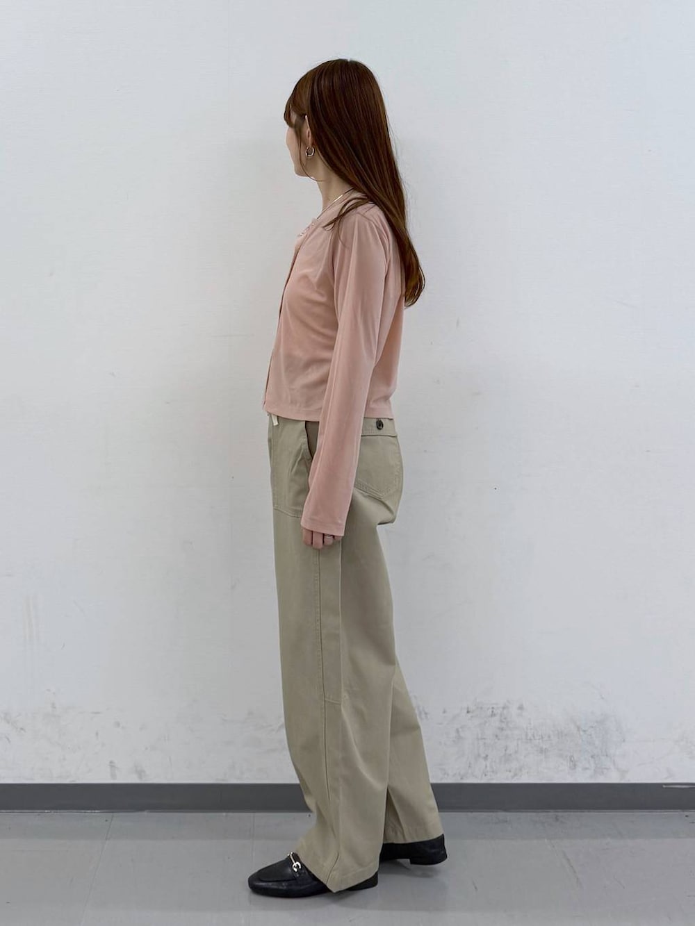 ブラック系のローファー、ピンク系のカーディガン/ボレロ、ベージュ系のその他パンツを着用したレディースの春コーディネートの2枚目の写真